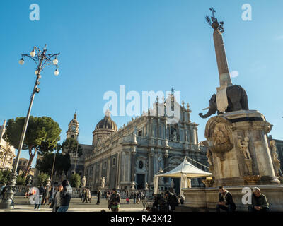 Die Piazza del Duomo mit dem Dom zu St. Agatha (Sant'Agata) und der Elefantenbrunnen, Catania, Sizilien, Italien. Stockfoto