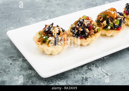 Kuchen Kuchen mit Sahne und getrockneten Früchten. Studio Foto Stockfoto