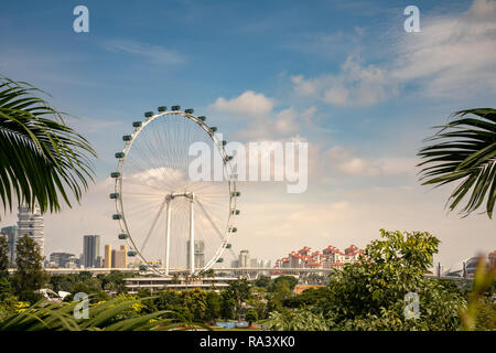 Singapur - Dezember 2018: Singapore Flyer, das größte Riesenrad der Welt, von den Gärten an der Bucht gesehen. Stockfoto