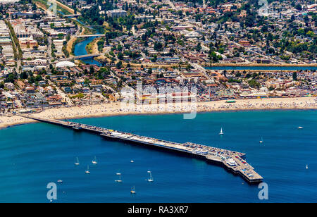 Die Luftaufnahme der Stadt Santa Cruz mit seinem Strand im nördlichen Kalifornien an einem sonnigen Tag. Stockfoto