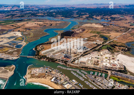 Luftaufnahme auf Moss Landing Kraftwerk an einem sonnigen Sommertag. Stockfoto