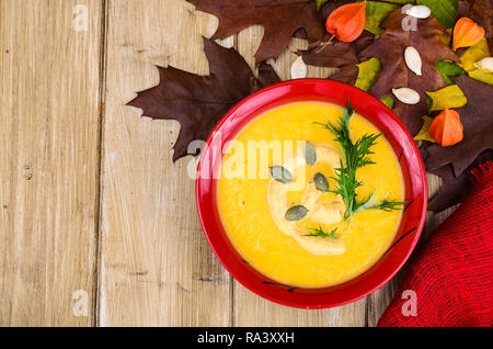 Saisonale Gemüse Gemüsesuppe. Studio Foto Stockfoto