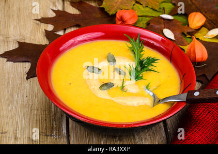 Saisonale Gemüse Gemüsesuppe. Studio Foto Stockfoto