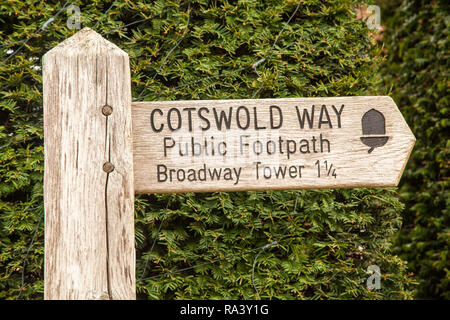 Wegweiser waymarker für die lange Distanz Wanderweg der Cotswold Way im Dorf Broadway in den englischen Cotswolds England Großbritannien Stockfoto