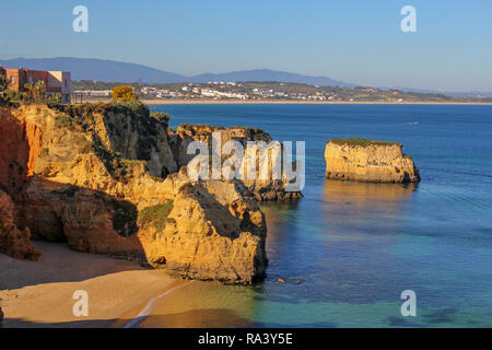 Felsformationen am Strand Dona Ana in Lagos, Algarve, Portugal Stockfoto