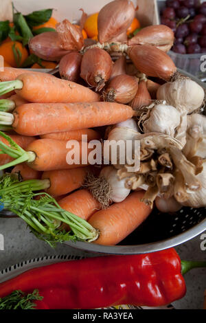 Frische Zutaten Gemüse in einer Küche mit Karotten, Knoblauch, Ingwer und Pfeffer Vorbereitung Stockfoto