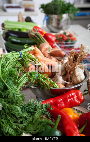 Frische Zutaten Gemüse in einer Küche mit Paprika, Karotten, Knoblauch, Zucchini und Sellerie Vorbereitung Stockfoto