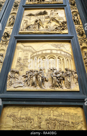 Florenz, Italien. Das Baptisterium. Detail der Osten Türen (die "Gates Of Paradise", 1425-1452) von Ghiberti, Joseph (Mitte) und Abraham (oben) Stockfoto