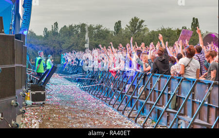 Kiew, Ukraine - Juli 04, 2018: Fans Menschenmenge genießen Rock Band live Performance im Atlas Wochenende Festival in nationalen Expocentre. Stockfoto