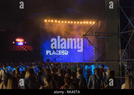 Kiew, Ukraine - Juli 08, 2018: Placebo, eine britische Alternative Rock Band live im Atlas Wochenende Festival in nationalen Expocentre. Atlas Woche Stockfoto