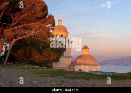 San Lorenzo Glockenturm und Dome, Portovenere, Ligurien, Italien. Schönen winter Sonnenuntergang am Abend. Stockfoto