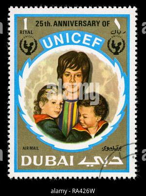 Briefmarke von Dubai in den Vereinigten Arabischen Emiraten in die UNICEF, 25-jähriges Jubiläum in der Serie 1971 Stockfoto