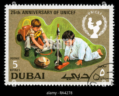 Briefmarke von Dubai in den Vereinigten Arabischen Emiraten in die UNICEF, 25-jähriges Jubiläum in der Serie 1971 Stockfoto