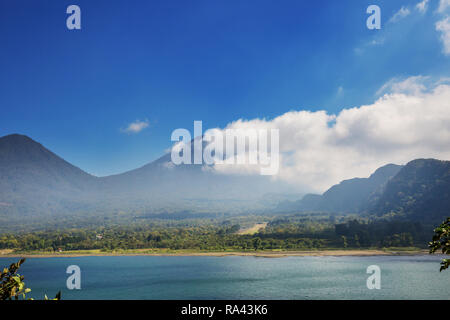 Schönen Lake Atitlan und Vulkane im Hochland von Guatemala, Mittelamerika Stockfoto