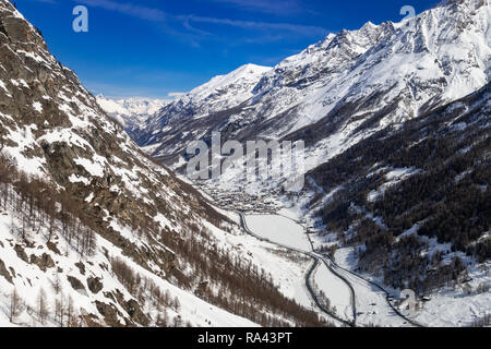 Luftaufnahme der Materie Tal mit der Ortschaft Täsch in den Schweizer Alpen Stockfoto