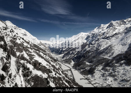 Luftaufnahme der Materie Tal mit der Ortschaft Täsch in den Schweizer Alpen Stockfoto