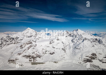 Luftaufnahme der schneebedeckten Landschaft mit Dent Blanche Berg (links) und Weisshorn (rechts) in den Schweizer Alpen in der Nähe von Zermatt Stockfoto