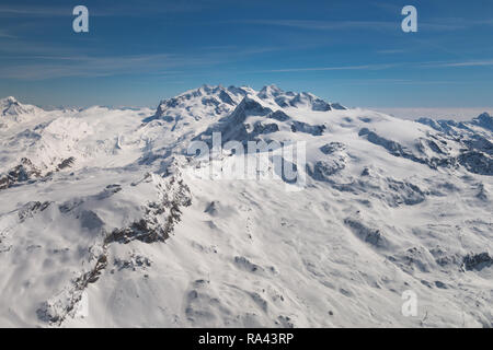 Luftaufnahme der schneebedeckten Landschaft im Skigebiet von Zermatt und Breuil-Cervinia mit Breithorn und Klein Matterhorn (Vordergrund) und Mont Stockfoto