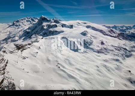 Luftaufnahme der schneebedeckten Landschaft im Skigebiet von Zermatt und Breuil-Cervinia mit Breithorn und Klein Matterhorn (Vordergrund) und Mont Stockfoto