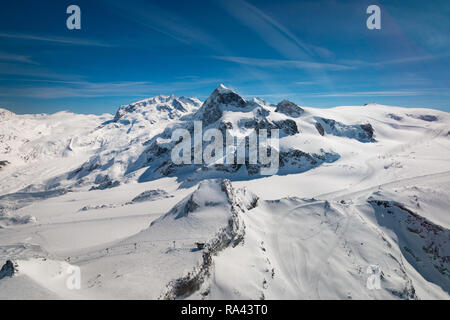 Luftaufnahme der schneebedeckten Landschaft im Skigebiet von Zermatt und Breuil-Cervinia mit Breithorn und Klein Matterhorn (Vordergrund) und Mont Stockfoto