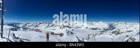 Panoramablick von der Oberseite des Klein Matterhorn mit Baukran und iced Masten mit Matterhorn, Schweizer und italienischen Alpen im Hintergrund Stockfoto