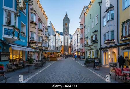 Sterzing zur Weihnachtszeit am Abend. Trentino Alto Adige, Italien. Stockfoto