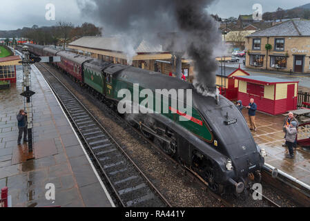 A4 Pacific heritage Dampflokomotive der Union von Südafrika. Winter Abend an ramsbottom Station auf der East Lancashire Eisenbahn. Stockfoto