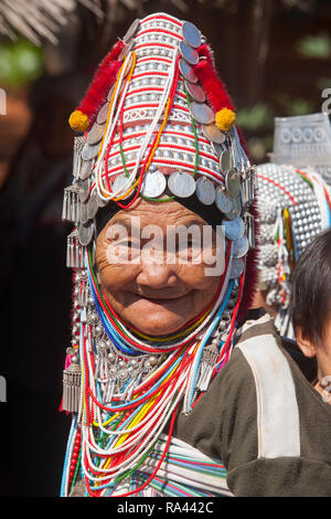 Akha Hill Tribe Frau an die Union der Bergvölker Dorf, Thailand Stockfoto