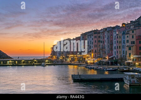 PORTOVENERE, ITALIEN AM 30. DEZEMBER 2018: Die goldenen Sonnenuntergang über der Stadt Portovenere, Ligurien, in der Provinz von La Spezia, Italien. Einheimische und Touristen genießen das schöne Wetter. Stockfoto