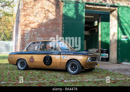 1972 BMW 2002 in Bicester Heritage Center Herbst Sonntag Jagtfall. Bicester, Oxfordshire, Großbritannien Stockfoto