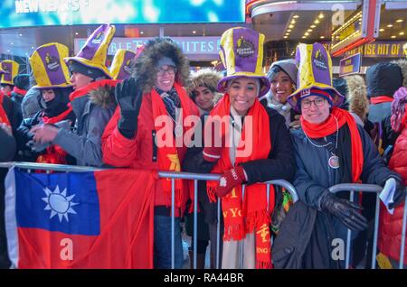 New York, Vereinigte Staaten. 31 Dez, 2017. New York, NY 31. Dezember 2017: Die Teilnehmer kamen aus der ganzen Welt der New Yorker Times Square Ball Drop während Silvester feiern in Times Square am 31. Dezember 2017 in New York zu feiern. Credit: Ryan Rahman/Pacific Press/Alamy leben Nachrichten Stockfoto