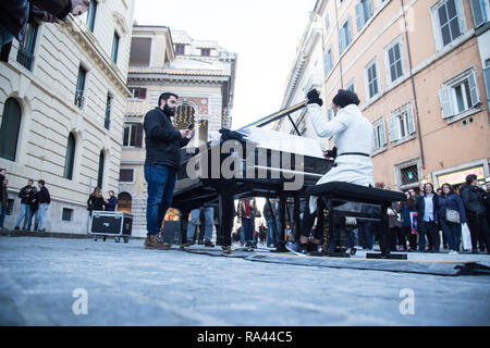 Roma, Italien. 31 Dez, 2018. Konzert des Pianisten Romina Garbini in Largo Tassoni, in der Nähe von Castel Sant'Angelo, auf Toast das Neue Jahr, anlässlich der Überprüfung LE VIE DEL PONTE die Gastgeber, die Ende Februar, musikalische, künstlerische und kulturelle Veranstaltungen. Credit: Matteo Nardone/Pacific Press/Alamy leben Nachrichten Stockfoto