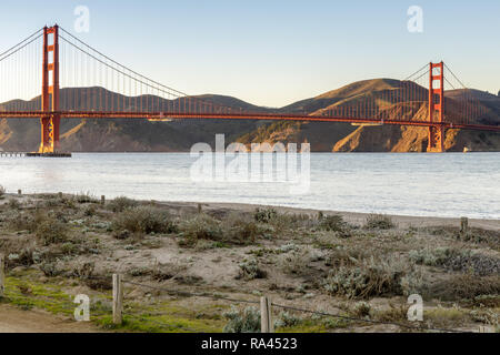 Die Golden Gate Bridge als vom Westen Bluff in Crissy Field gesehen. Stockfoto