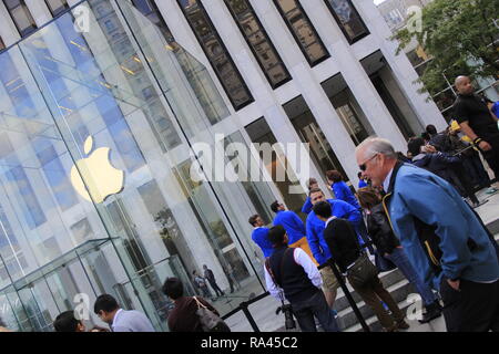 Linie von Menschen, die darauf warteten, außerhalb der Fifth Avenue Apple Store das neueste iPhone am 19. September 2014 zu erwerben. Stockfoto