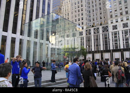 Linie von Menschen, die darauf warteten, außerhalb der Fifth Avenue Apple Store das neueste iPhone am 19. September 2014 zu erwerben. Stockfoto