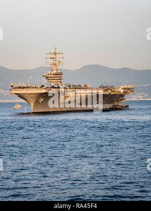 CVN 69 USS Dwight D. Eisenhower, Nimitz-klasse Flugzeugträger im Hafen, Neapel, Golf von Neapel, Kampanien, Italien Stockfoto