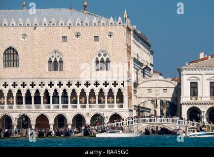 Brücke Ponte della Paglia, dahinter der Seufzerbrücke, Doge's Palace, Venedig, Venetien, Italien Stockfoto