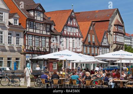 Straßencafé vor Fachwerkhäusern, dem historischen Zentrum, Celle, Niedersachsen, Deutschland Stockfoto