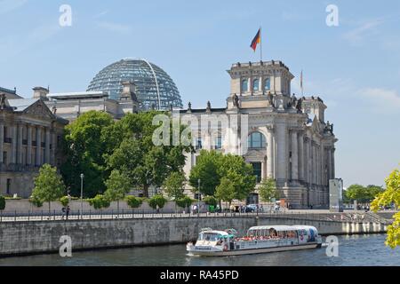 Reichstag mit dem Schiff auf der Spree, Berlin, Deutschland Stockfoto