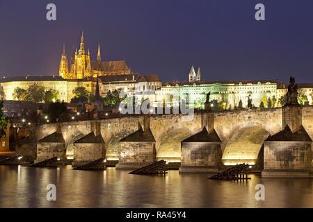 Die Prager Burg mit Charles Bridge bei Nacht, Moldau, Prag, Tschechische Republik Stockfoto