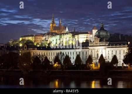 Prager Burg bei Nacht, Moldau, Prag, Tschechische Republik Stockfoto