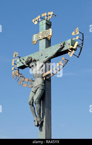 Kruzifix mit hebräischen Schrift, Karlsbrücke, Prag, Tschechische Republik Stockfoto