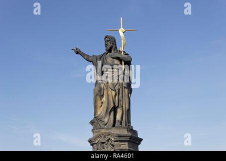 Statue der hl. Johannes der Täufer, der Karlsbrücke, Prag, Tschechische Republik Stockfoto