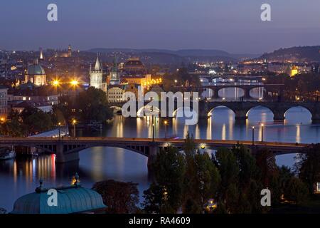 Iew aus dem Letna Hügel auf Moldau und Brücken in der Nacht, Prag, Tschechische Republik Stockfoto