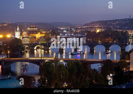 Iew aus dem Letna Hügel auf Moldau und Brücken in der Nacht, Prag, Tschechische Republik Stockfoto