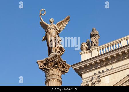 Statue, Engel mit Lorbeerkranz, vor Rudolfinum, Prag, Tschechische Republik Stockfoto