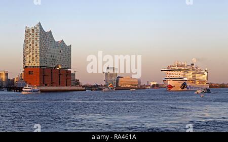 Elbphilharmonie, Marco Polo Tower und Unilever Haus, Kreuzfahrtschiff AIDAprima, Elbe mit der HafenCity, Hamburg, Deutschland Stockfoto