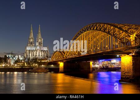 Kölner Dom und Philharmonie mit Hohenzollernbrücke, Nachtaufnahme, Köln, Köln, Nordrhein-Westfalen, Deutschland Stockfoto