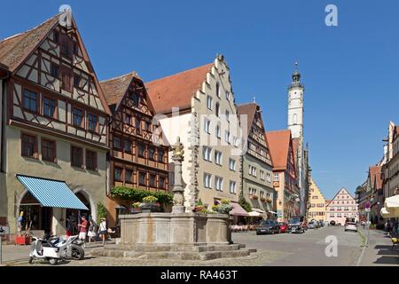 Fachwerkhäuser, Herrengasse mit Herrenbrunnen, historisches Zentrum, Rothenburg o.d. Tauber, Mittelfranken, Bayern Stockfoto