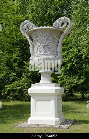 Ziervase im Schlosspark, Schloss Ludwigslust, Mecklenburg-Vorpommern, Deutschland Stockfoto